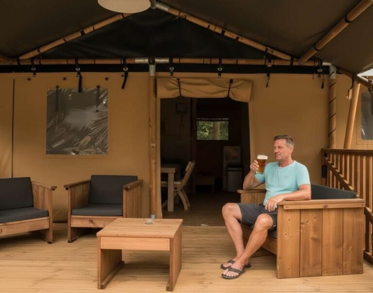 man drinkt bier in lodgetent