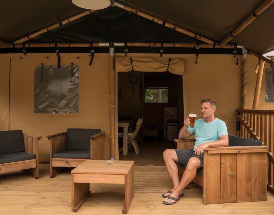man drinkt bier in lodgetent