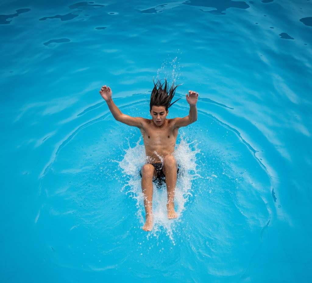 tiener valt in water