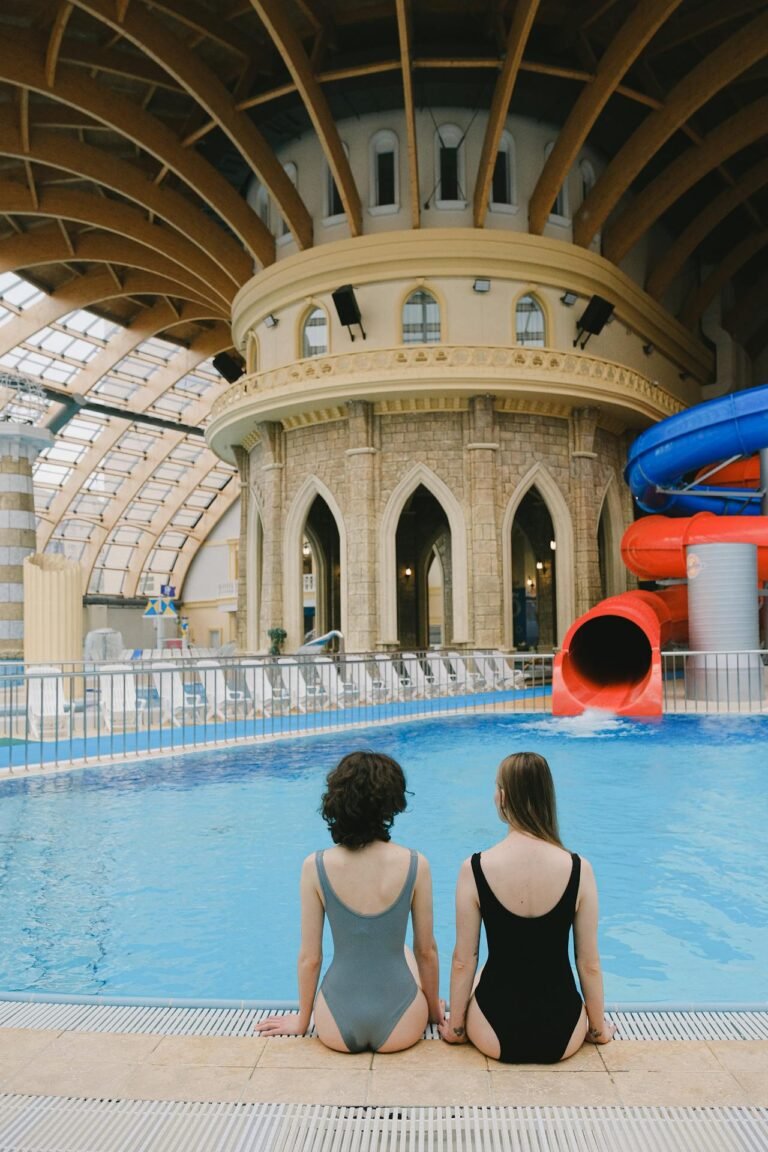 Subtropisch zwembad onder glazen koepel met glijbaan – sfeerbeeld zwemparadijs in België