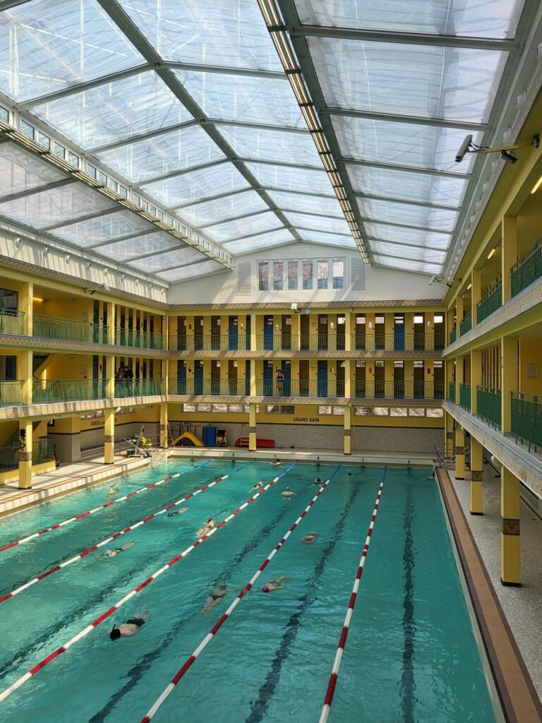 Subtropisch binnenzwembad met glazen dak — burkini en andere zwemkleding bij Center Parcs Aqua Mundo