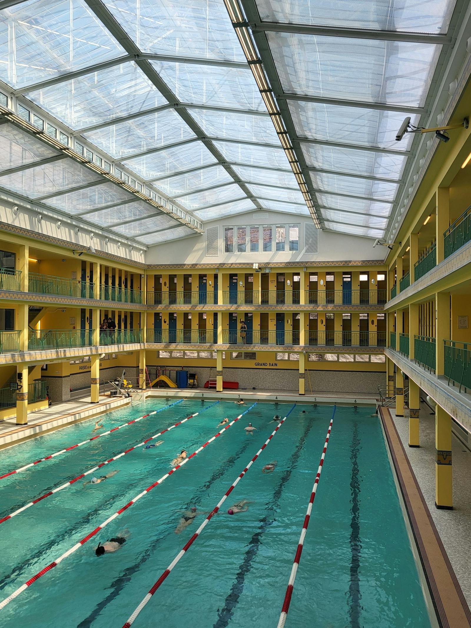 Subtropisch binnenzwembad met glazen dak — burkini en andere zwemkleding bij Center Parcs Aqua Mundo