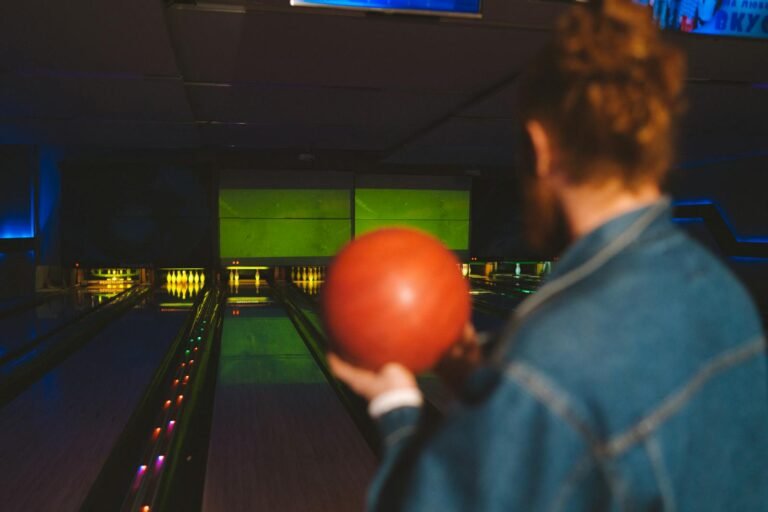 Bowlingbaan met neonlichten en bowlingbal