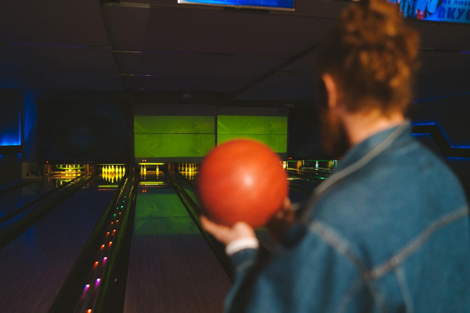 Bowlingbaan met neonlichten en bowlingbal