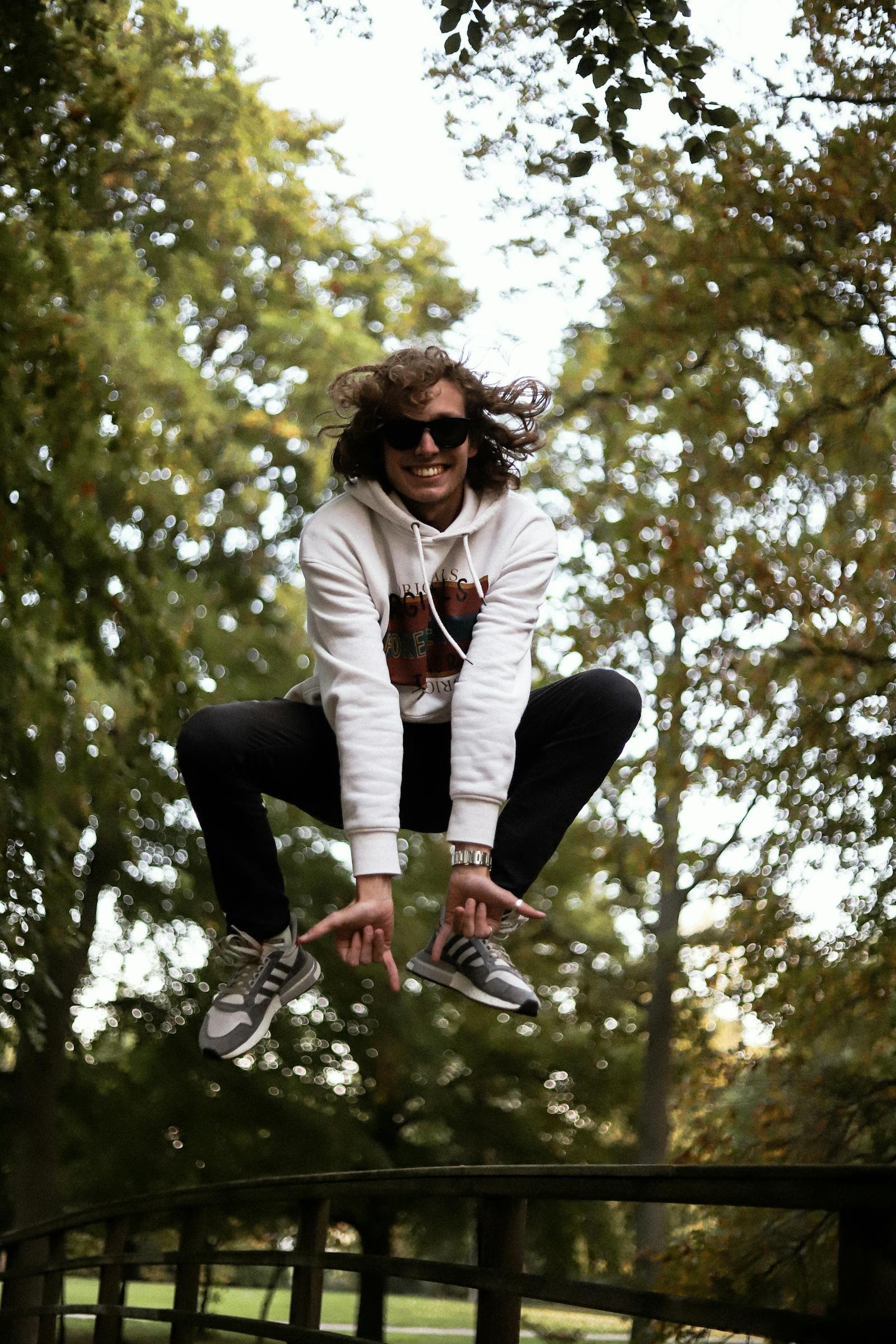 Man springt van vreugde in een groen park — winactie Center Parcs