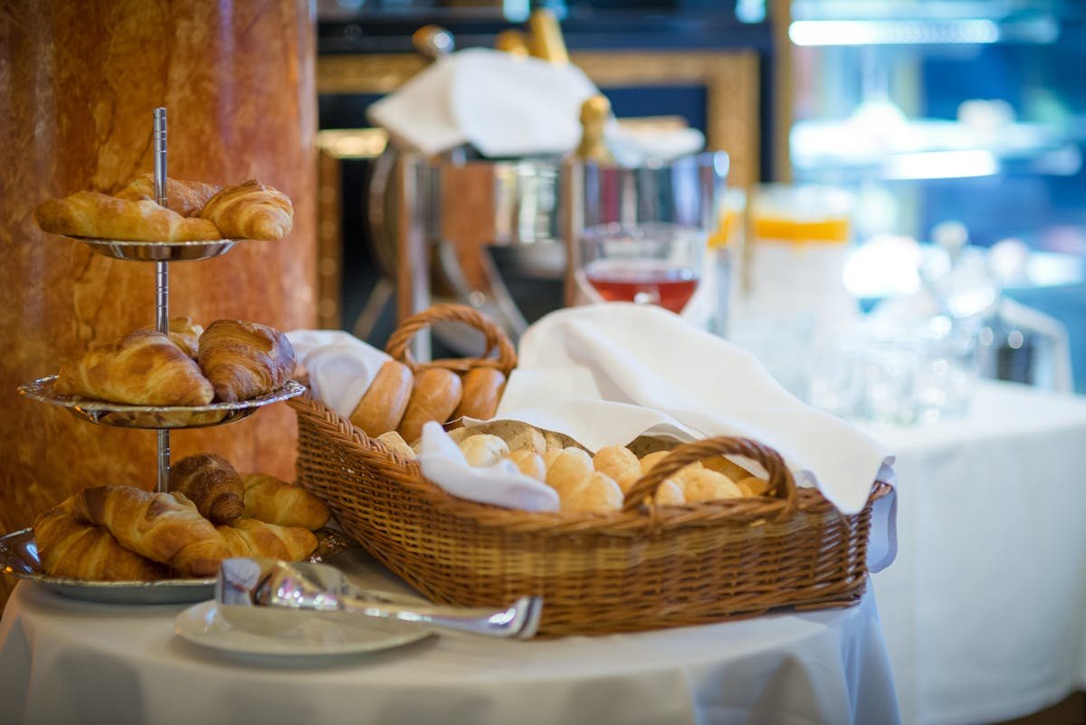 Elegant ontbijtbuffet met verse croissants in een hotelrestaurant
