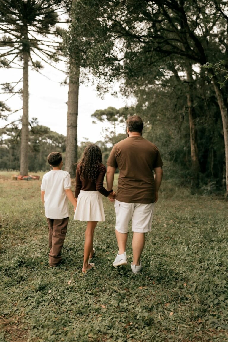 Gezin wandelt door het bos bij Center Parcs Het Heijderbos