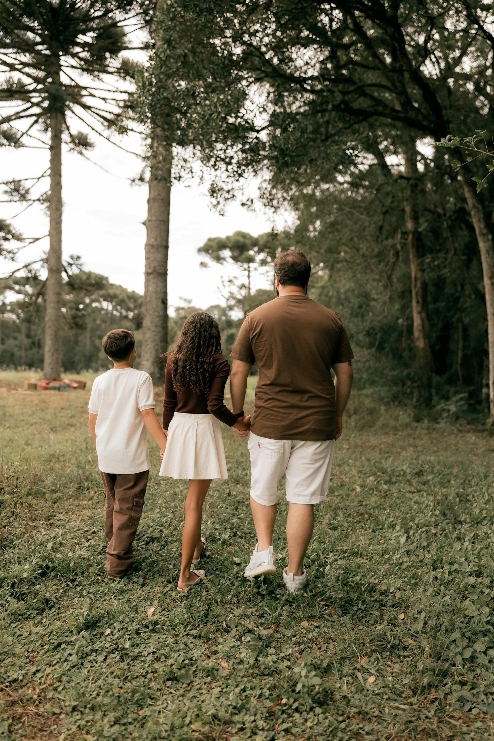 Gezin wandelt door het bos bij Center Parcs Het Heijderbos