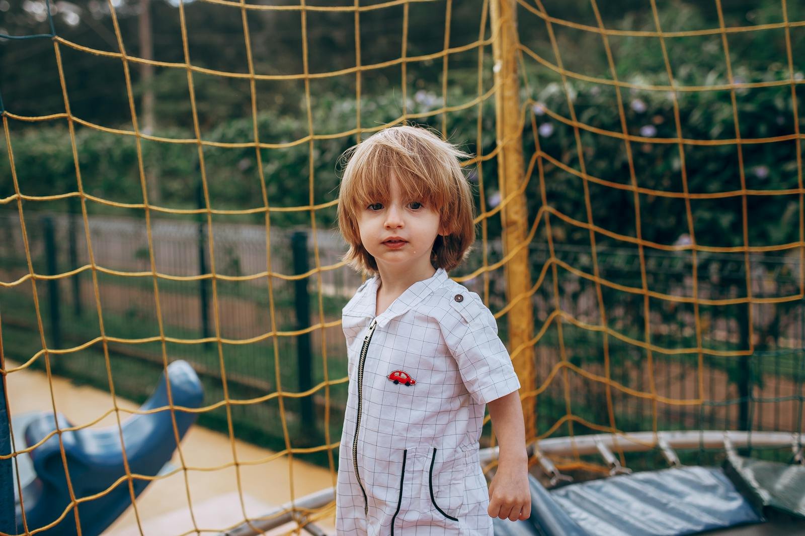 Kind klimt in een klimnet, vergelijkbaar met de speelwereld in de Jungle Dome op Center Parcs Het Heijderbos