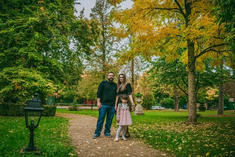 Gezin wandelt in een park met herfstkleuren