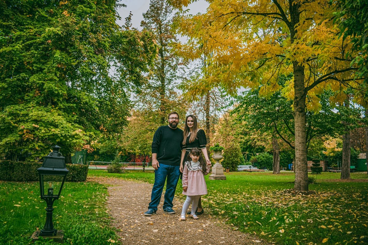 Gezin wandelt in een park met herfstkleuren