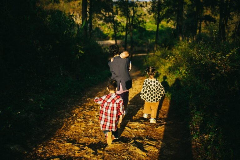 Gezin wandelend op een bospad met herfstlicht