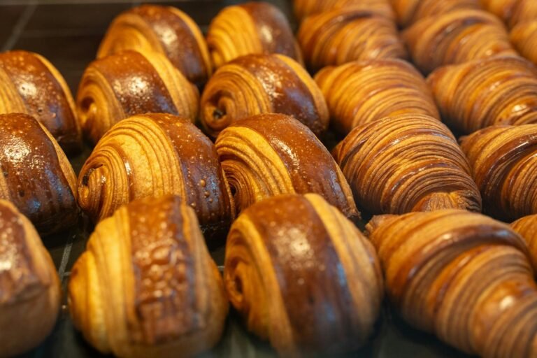 Verse croissants bij de bakkerij in de Market Dome Center Parcs