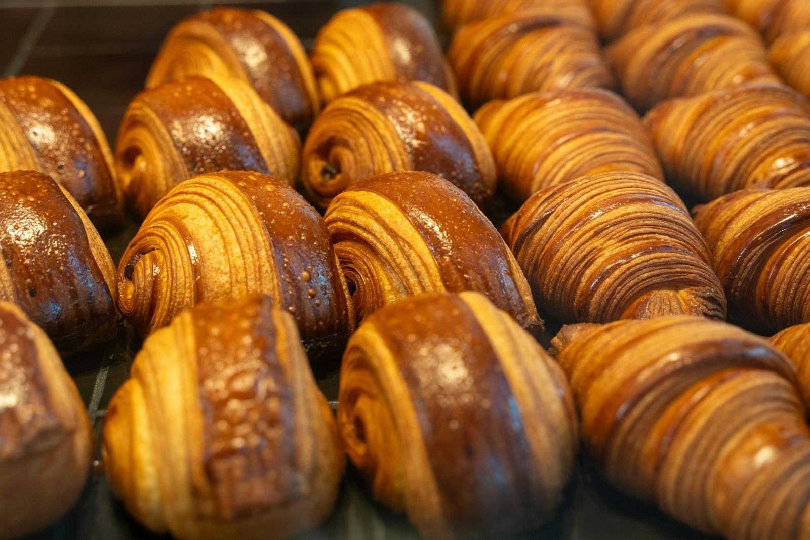 Verse croissants bij de bakkerij in de Market Dome Center Parcs