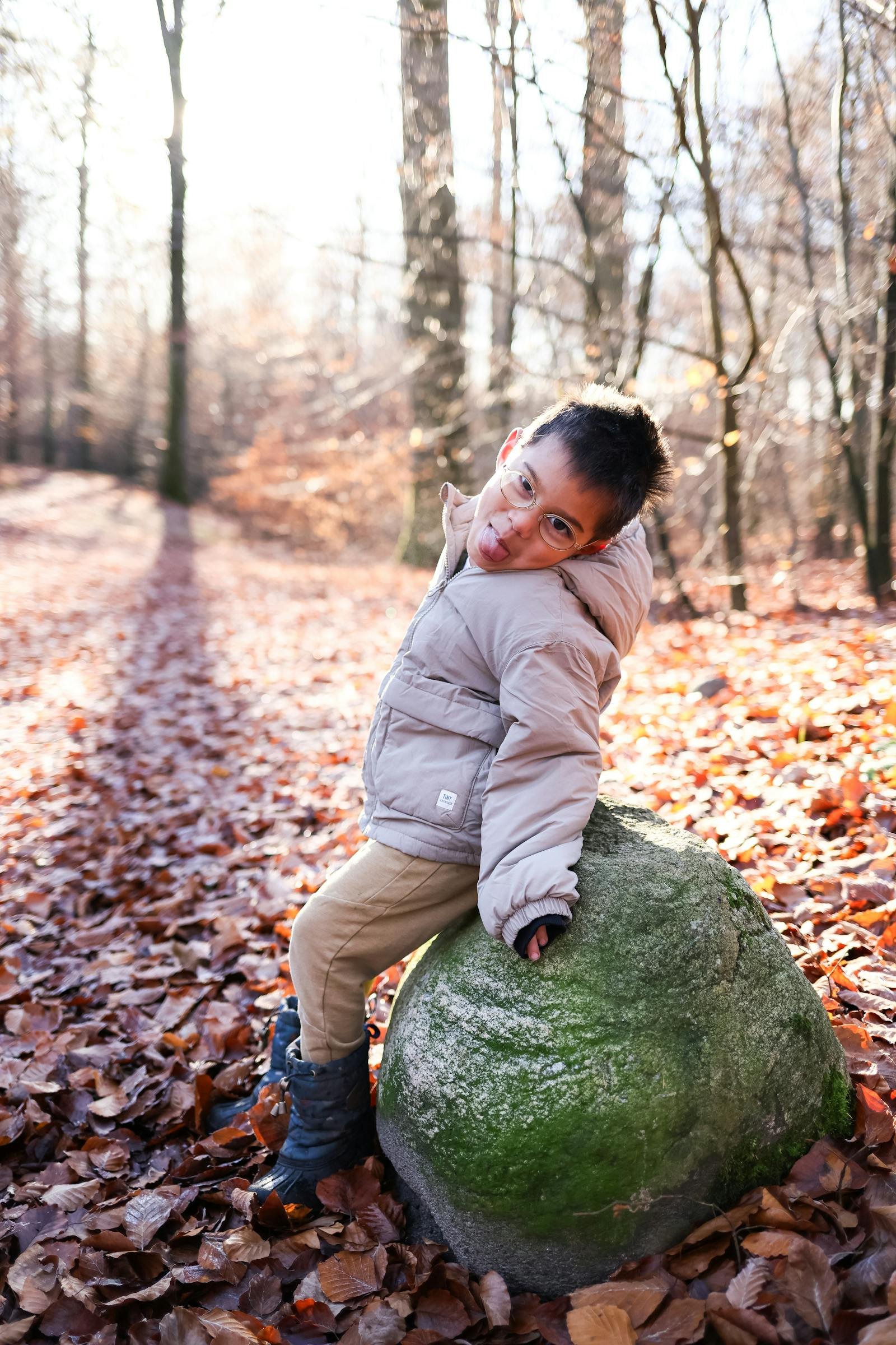 Vrolijk kind in herfstbos — sfeerbeeld bij PePe TV Center Parcs artikel