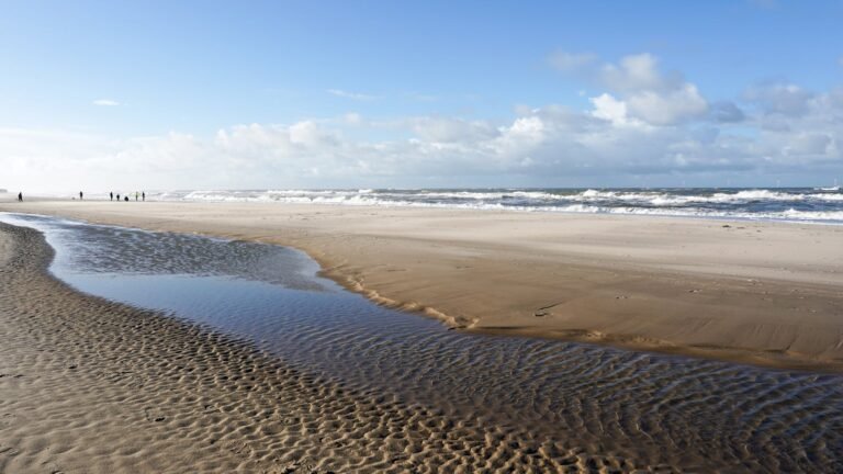 Luxe vakantiepark aan zee — Noordzeestrand met golven