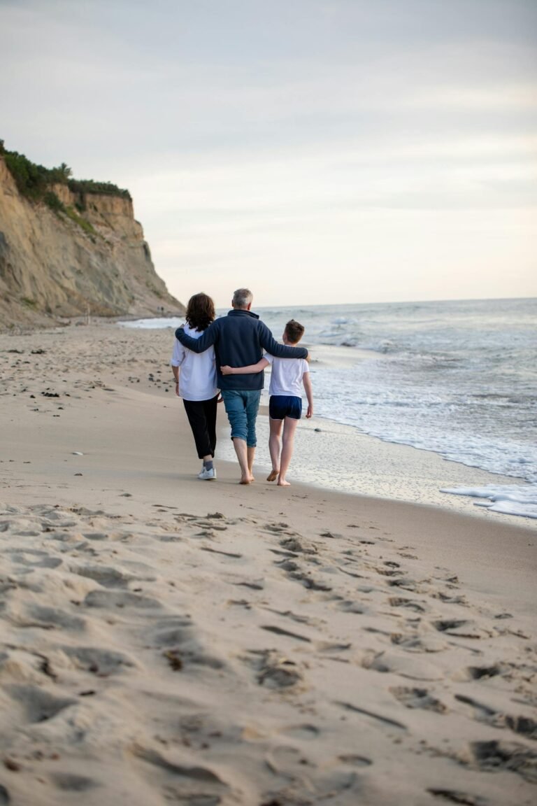 Gezin wandelt op het strand bij Center Parcs Port Zélande