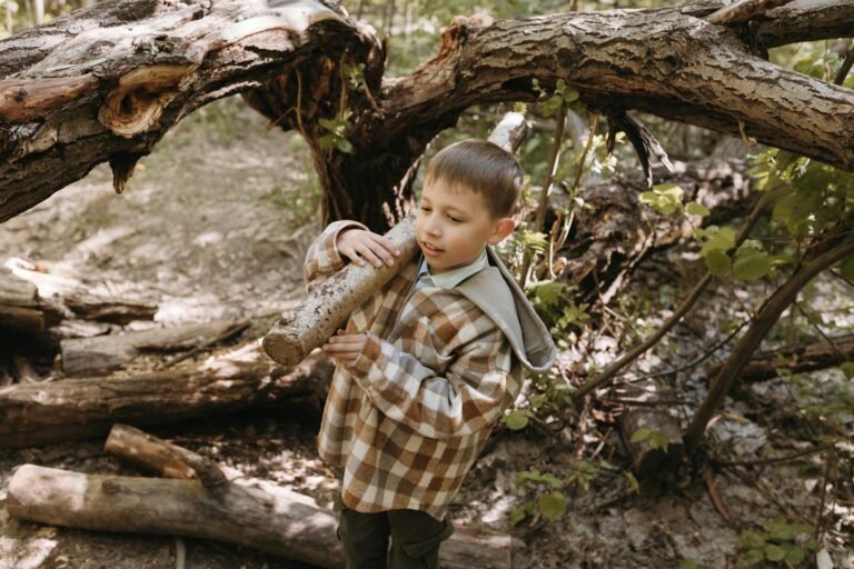 Kind verkent het bos - Center Parcs Orry & Friends sfeerbeeld