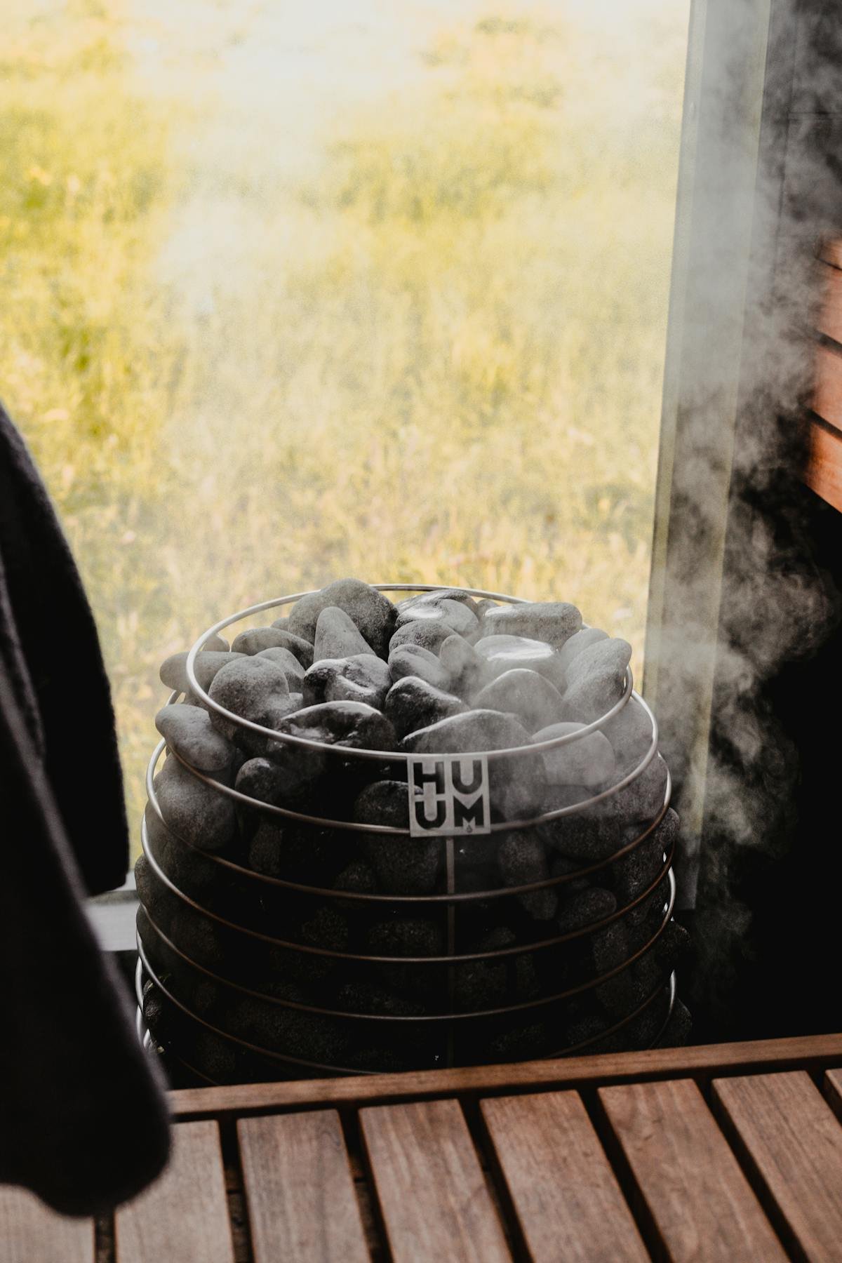 Moderne sauna met stenen kachel en stoom — wellness op een vakantiepark