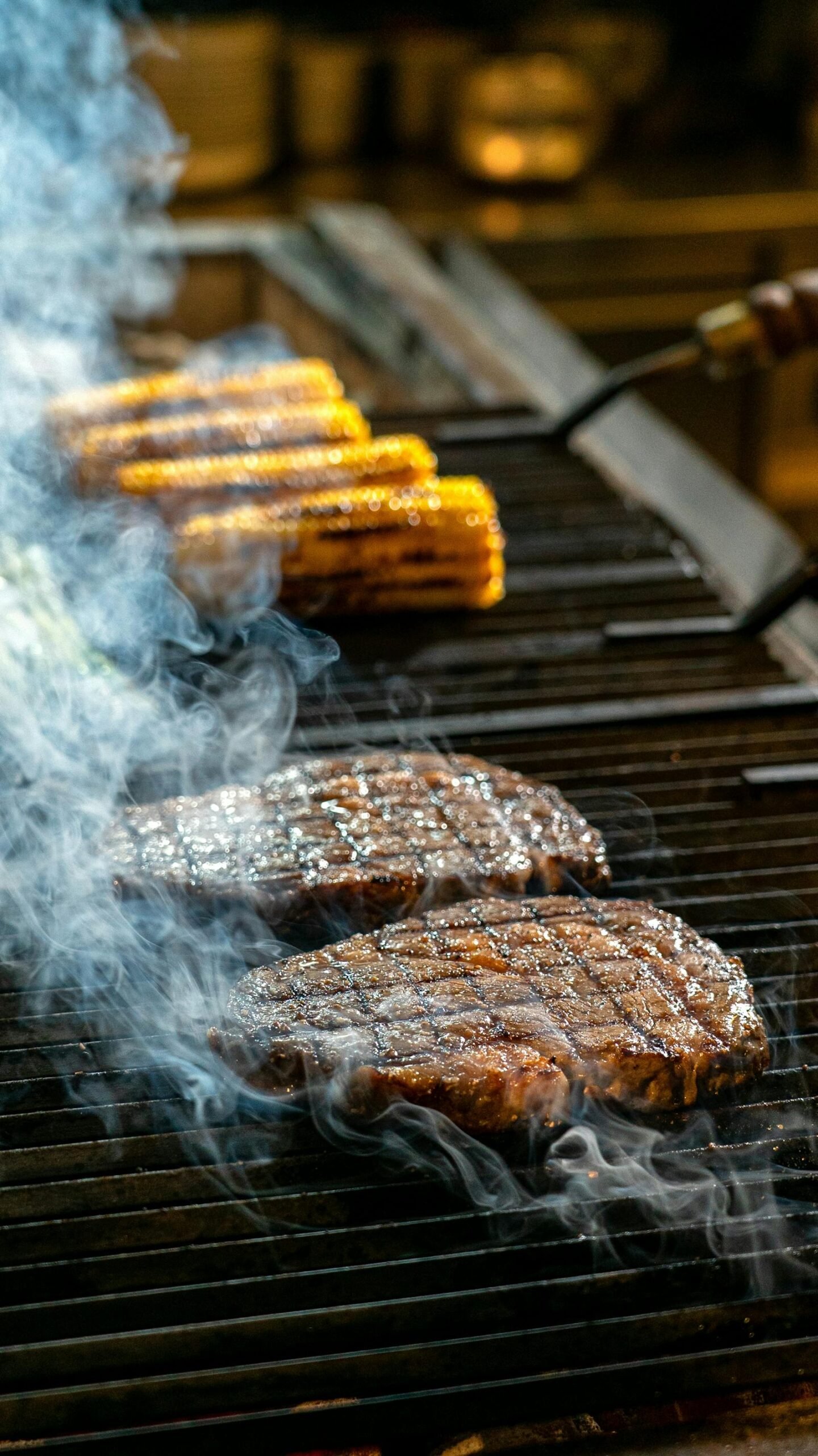 Gegrilde steaks en maiskolven op een barbecue