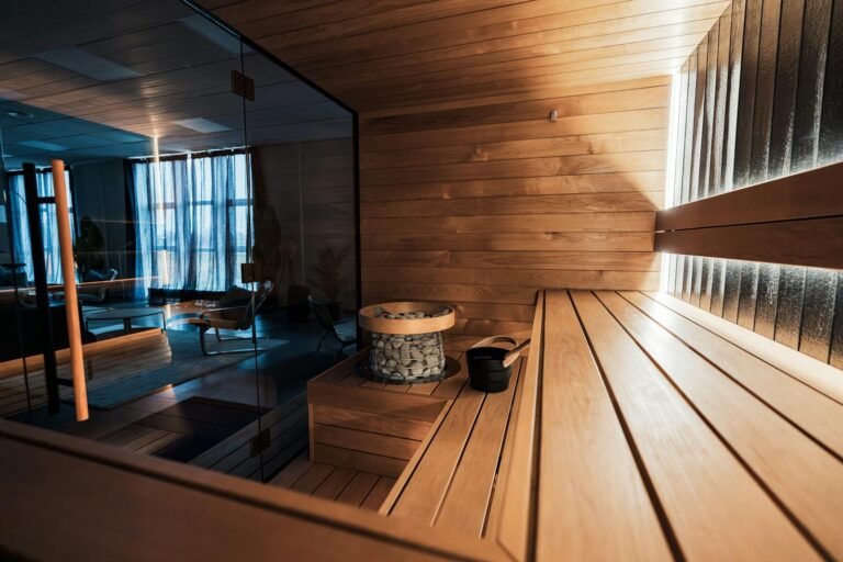 Moderne houten sauna zoals in een VIP Cottage bij Center Parcs Erperheide