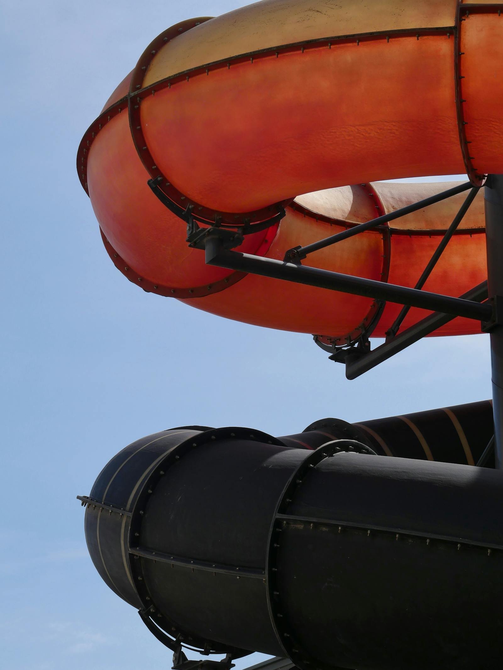 Spectaculaire waterglijbaan met buisvormige looping — sfeerbeeld voor de Aqua Loop in Center Parcs De Kempervennen