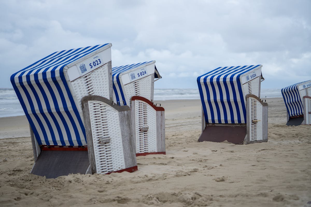 Strandkorb stoelen op het Noordzeestrand bij Nieuwvliet-Bad
