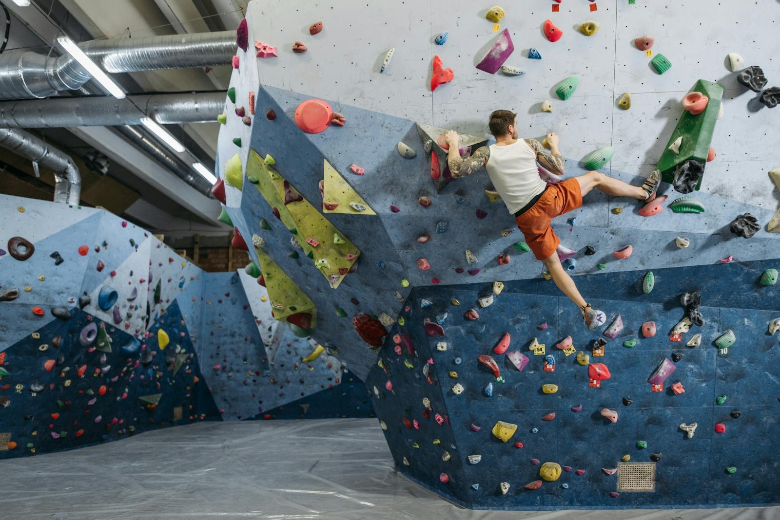 Tiener op een indoor klimwand - actieve activiteit voor pubers tijdens een Center Parcs vakantie