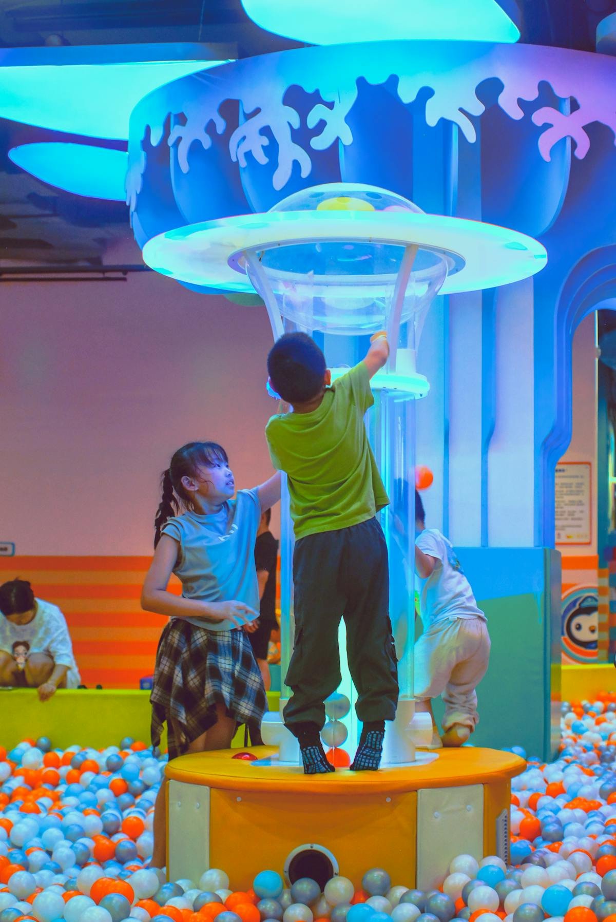 Kinderen spelen in een binnenspeeltuin met ballenbak — vergelijkbaar met Baluba bij Center Parcs