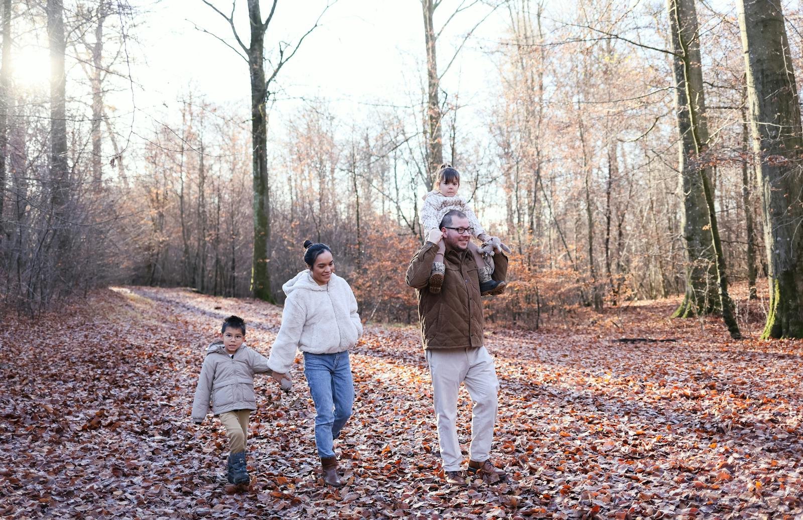 Gezin wandelt door bospark in de herfst