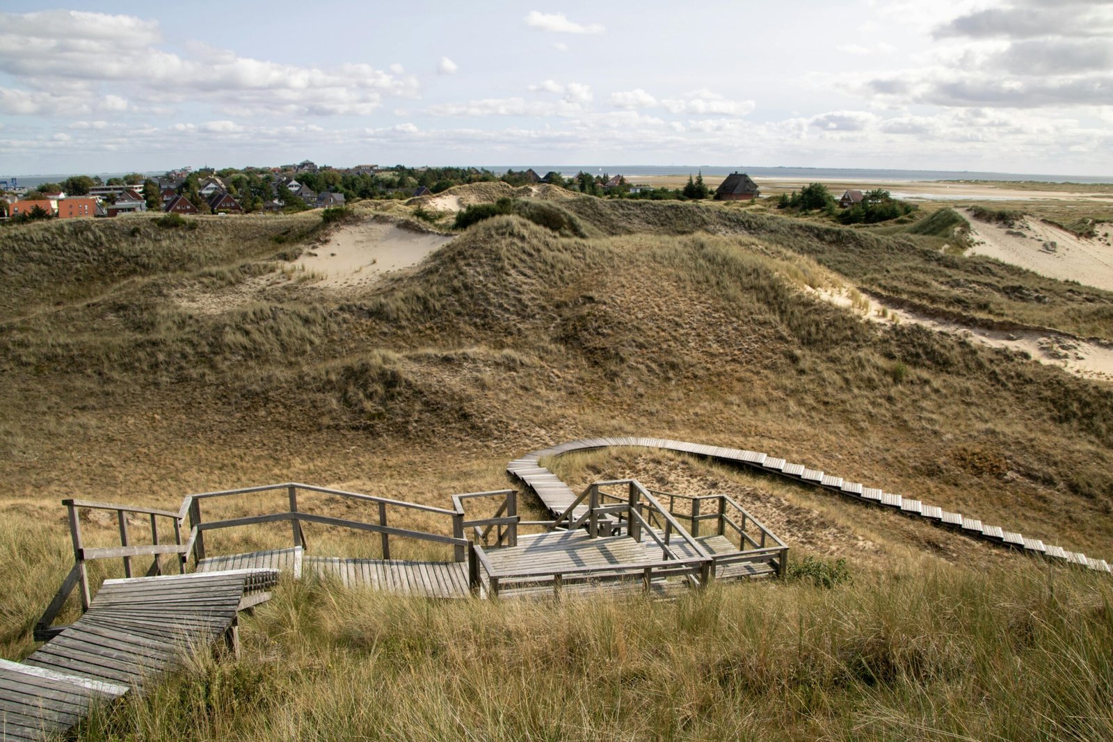 Houten vlonderpad door de duinen naar het strand