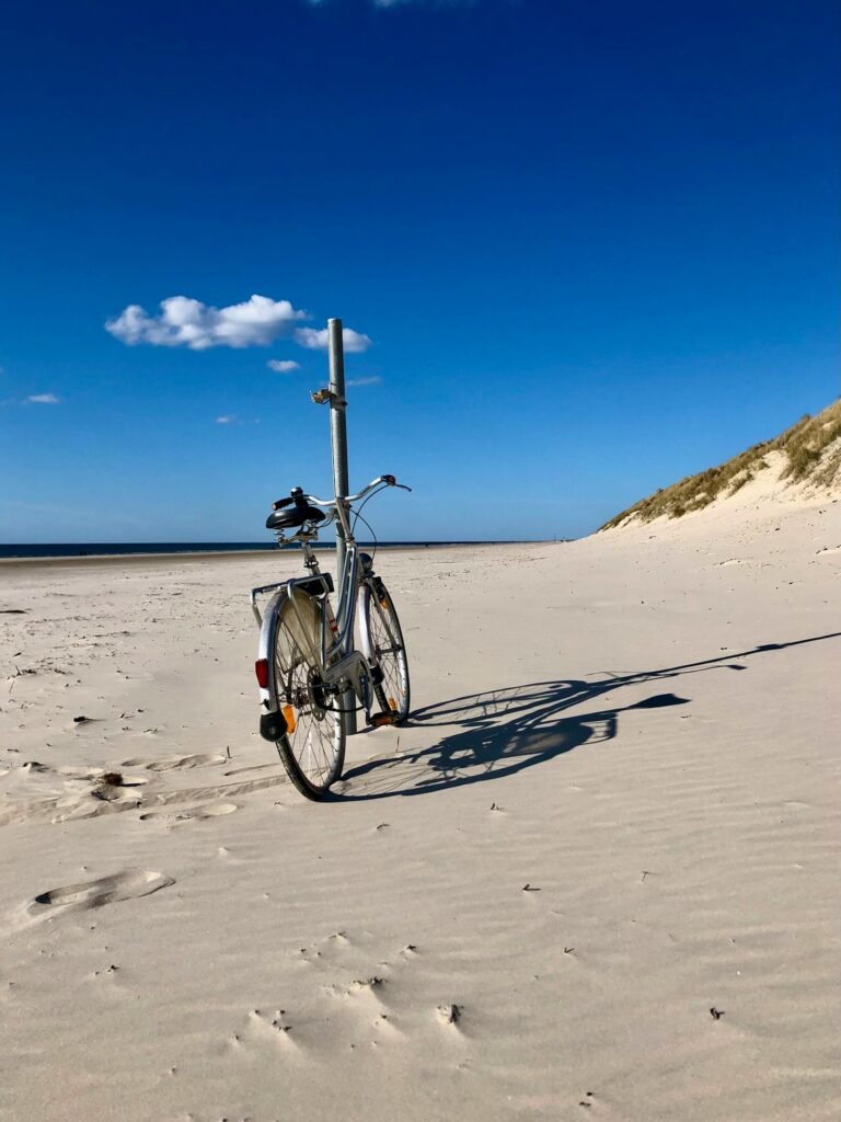 Fiets bij de Zeeuwse kust - symboolbeeld voor fietsverhuur op Roompot Beach Resort Kamperland