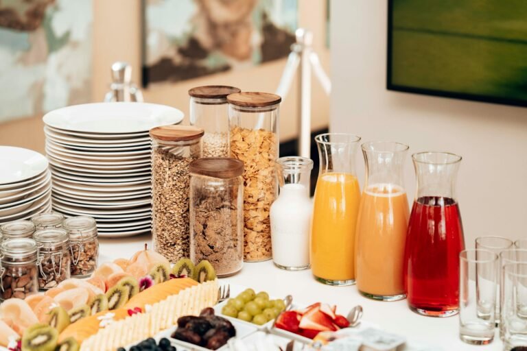 Uitgebreid ontbijtbuffet met sappen, granola en vers fruit