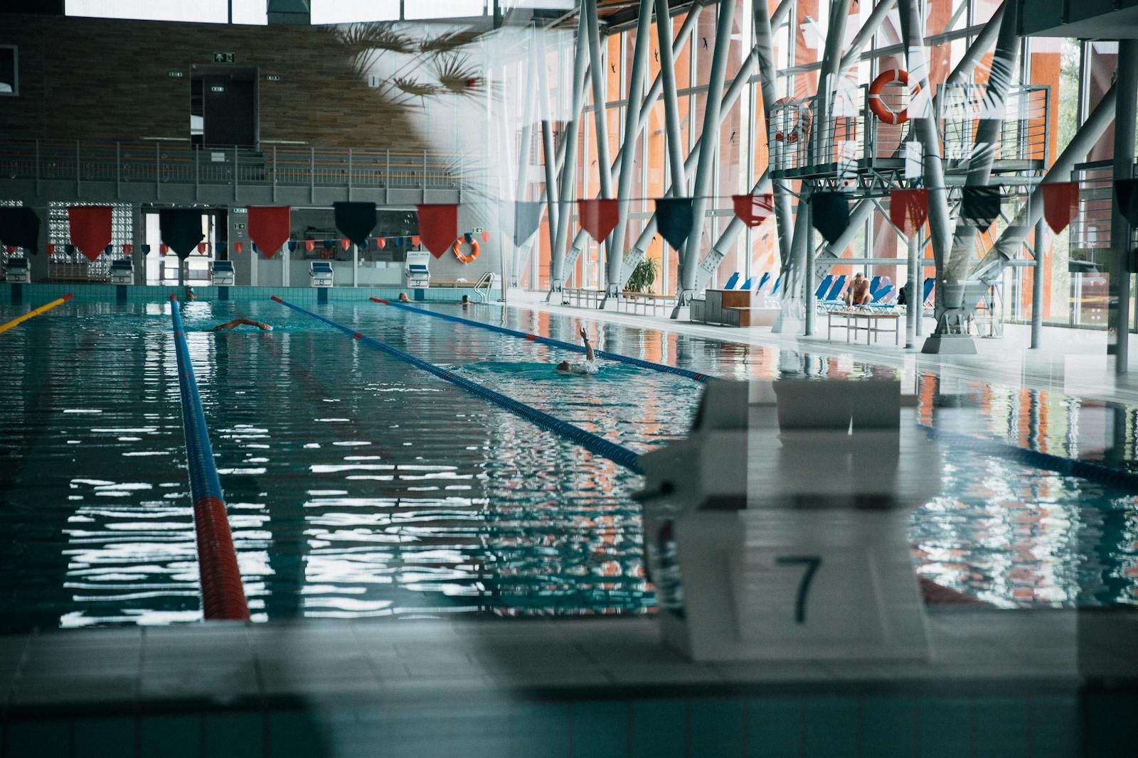 Modern overdekt sportzwembad met banen, vergelijkbaar met LAGO zwembaden in België