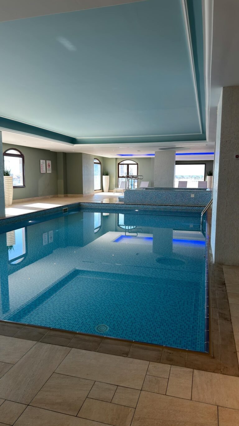 Modern luxe binnenzwembad in spa centrum met sfeerverlichting