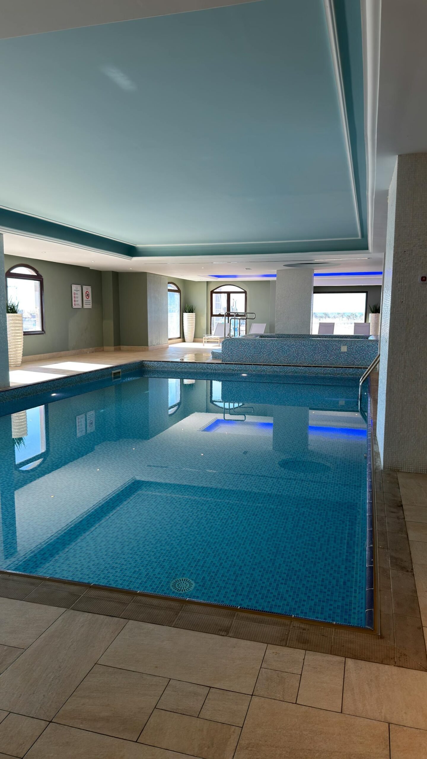 Modern luxe binnenzwembad in spa centrum met sfeerverlichting