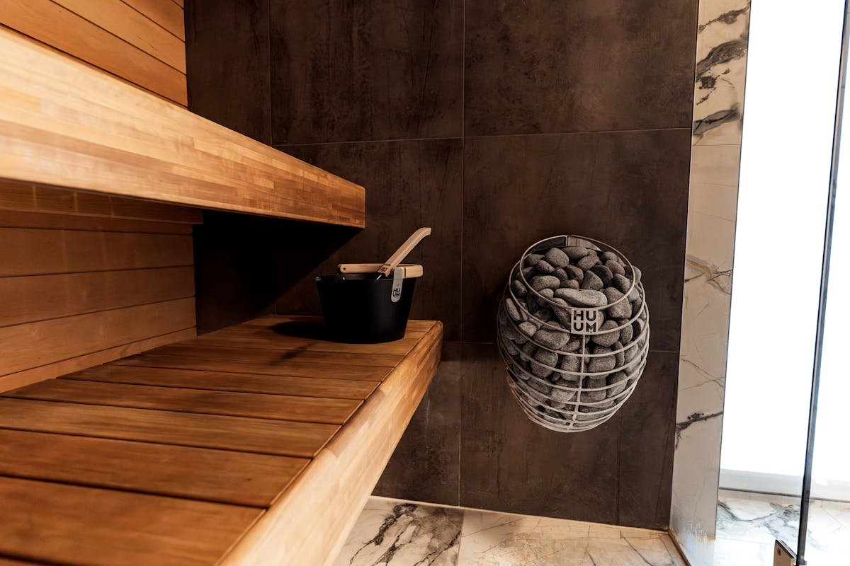 Moderne houten sauna in een wellness-cottage van een luxe vakantiepark in België