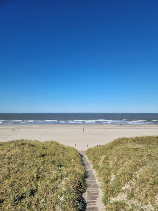 Breed Noordzeestrand met duinen — sfeer Hoek van Holland