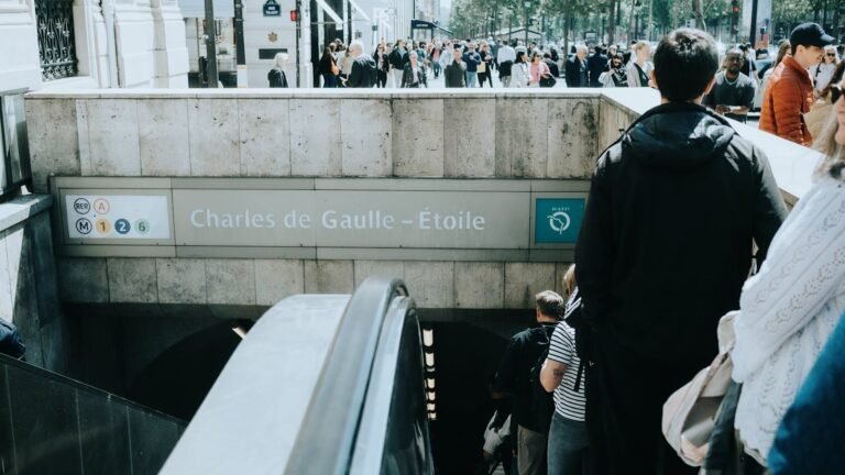 Ingang RER A en metrostation Charles de Gaulle Etoile Parijs