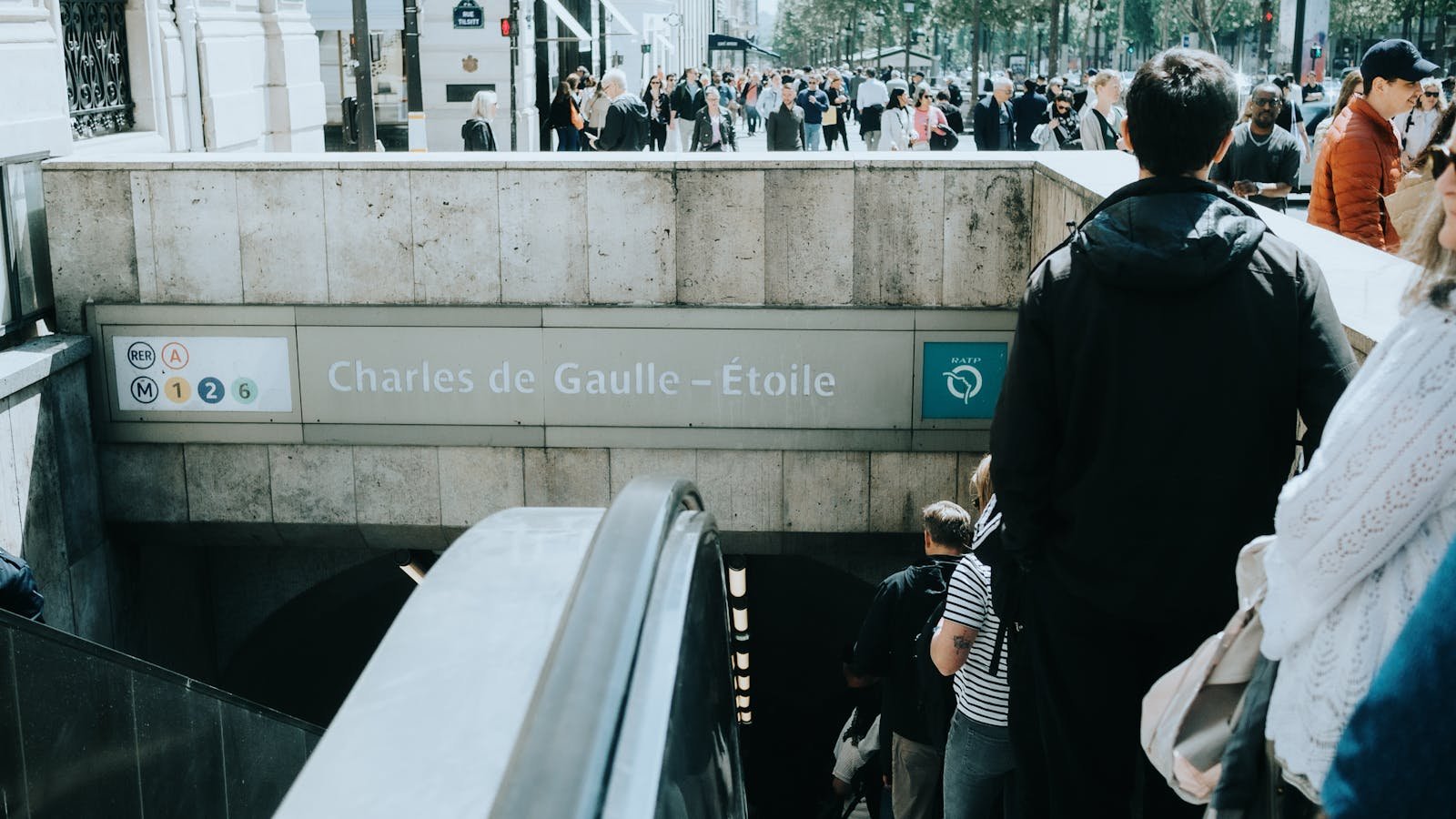 Ingang RER A en metrostation Charles de Gaulle Etoile Parijs