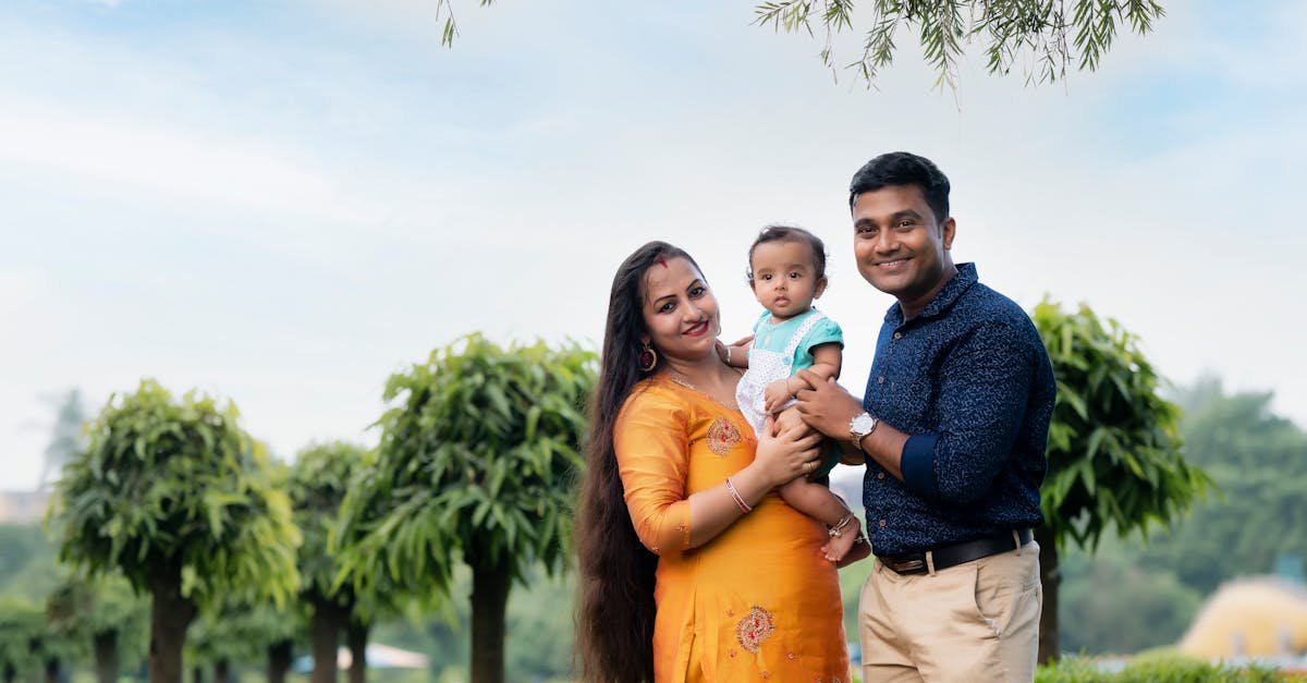 Jong gezin met baby buiten in groene omgeving