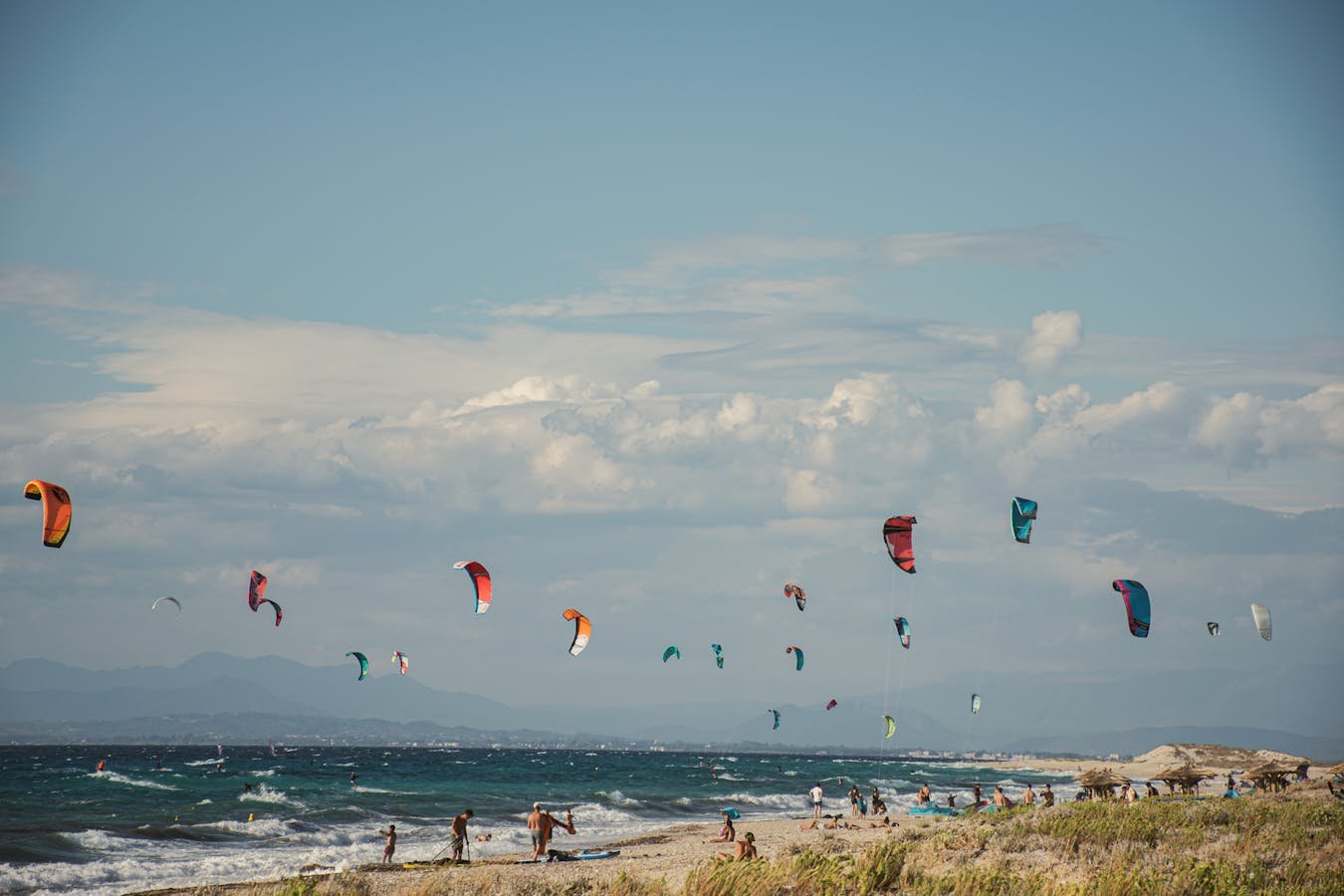 Kitesurfers op het strand bij Roompot Beach Resort Brouwersdam in Zeeland