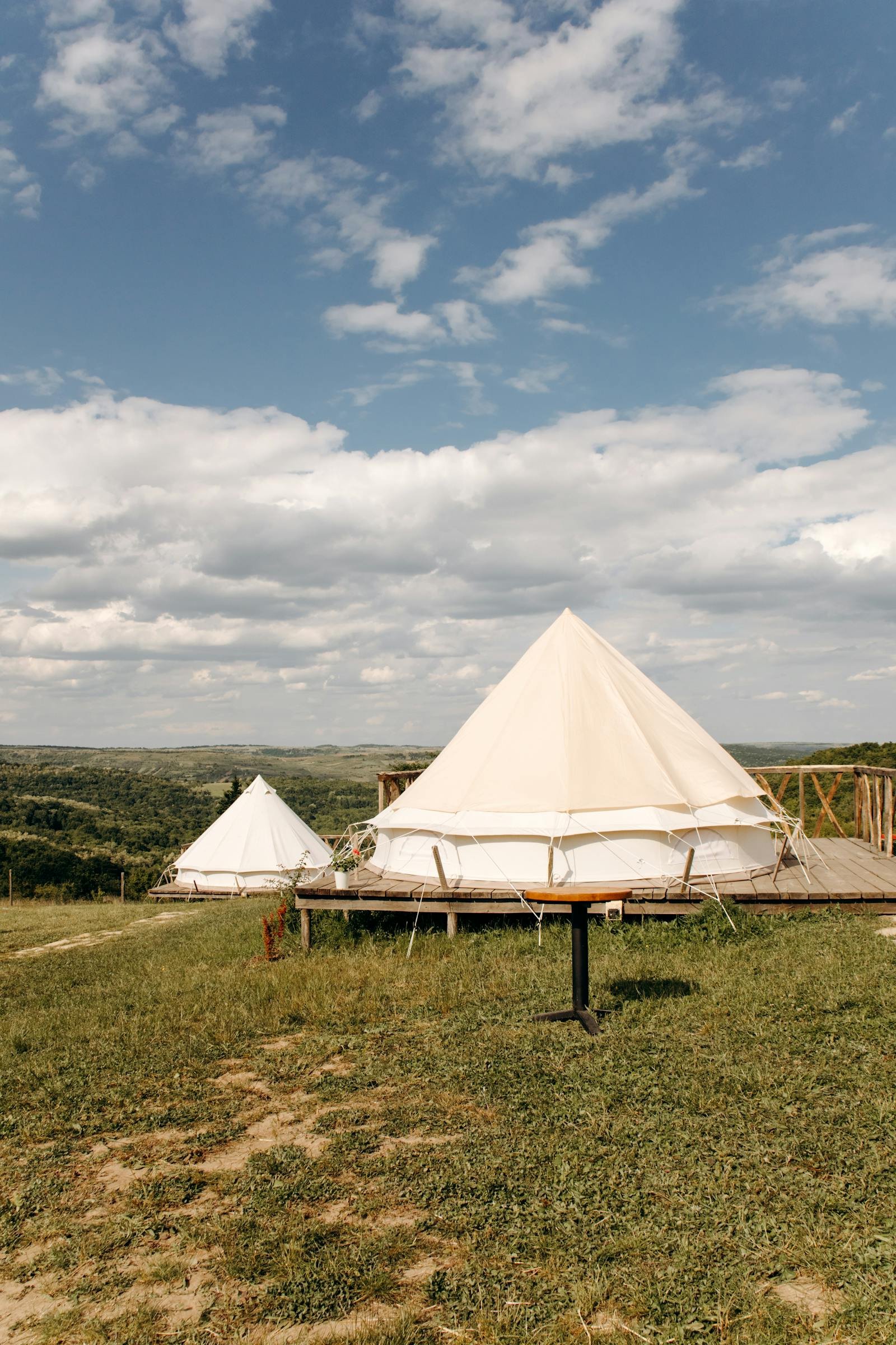 Glamping tenten in open landschap als sfeerbeeld voor Roompot Beach Resort
