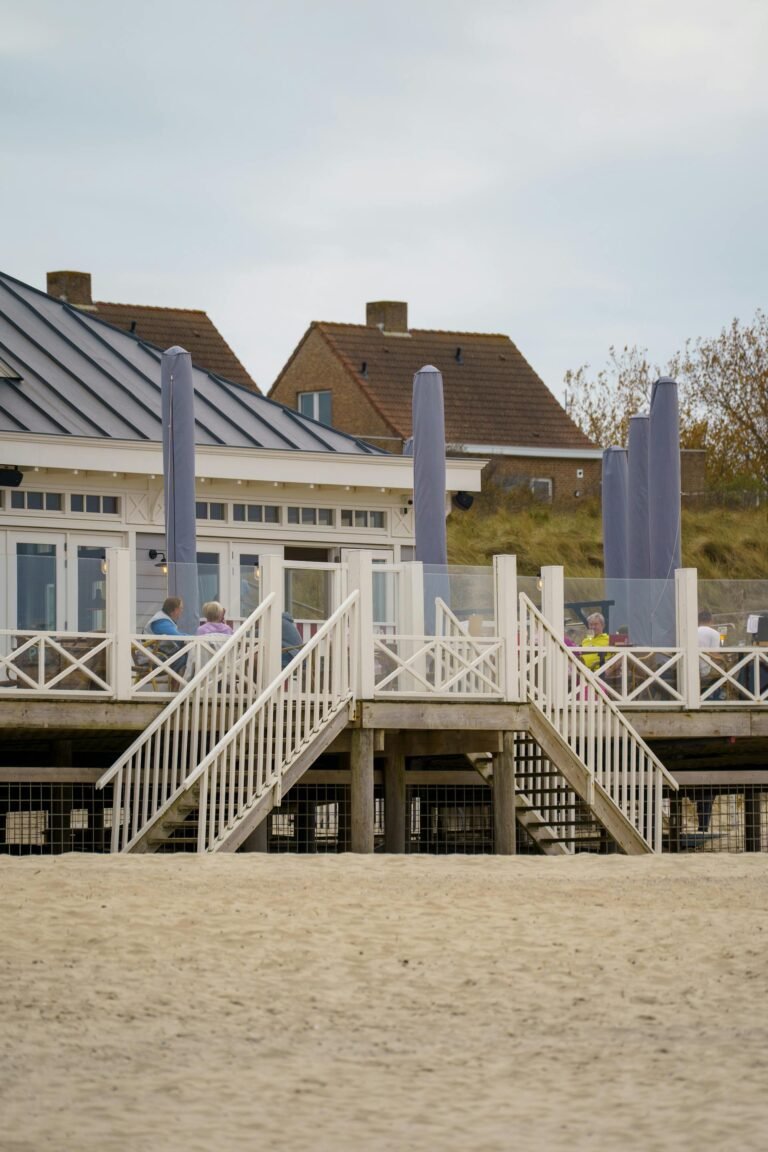 Terras van een strandrestaurant in Zeeland — sfeer Roompot Beach Resort Kamperland