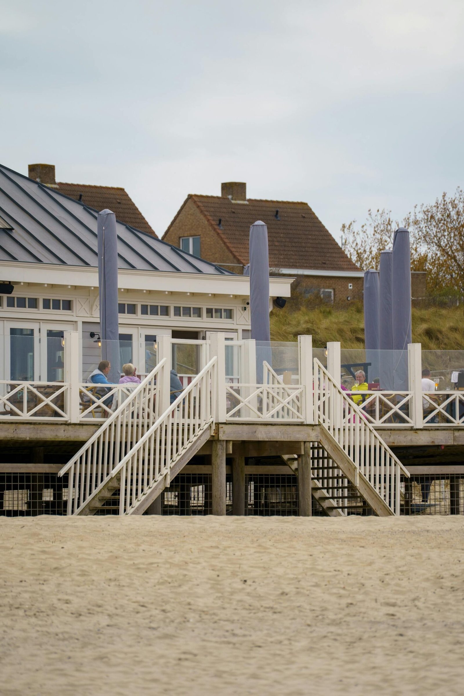 Terras van een strandrestaurant in Zeeland — sfeer Roompot Beach Resort Kamperland
