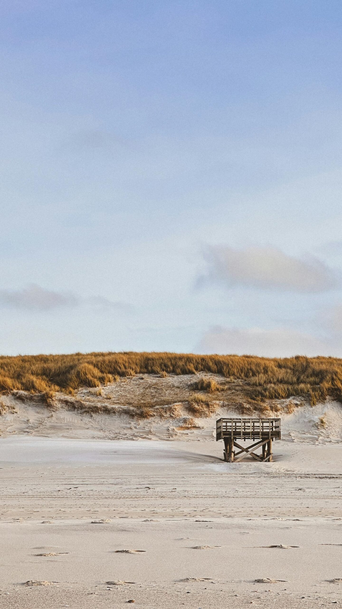 Strand met duinen en houten loopbrug bij de kust van Zeeland