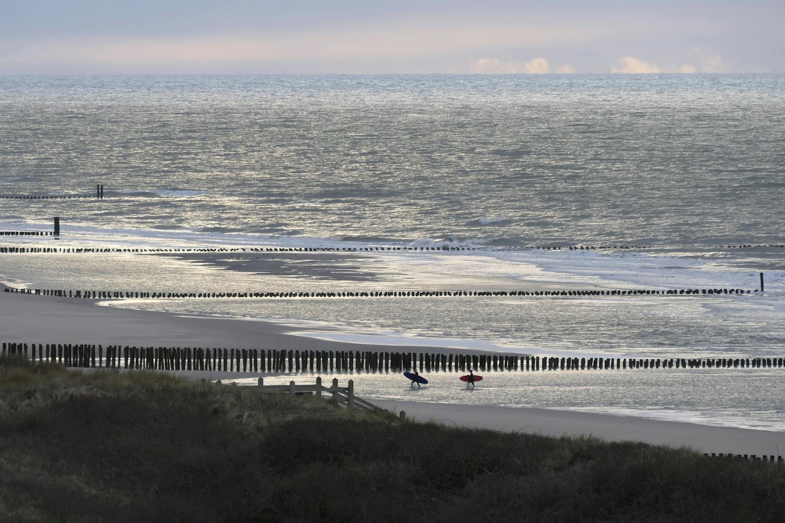 Strand met palenrij in Zeeland - sfeerbeeld activiteiten Roompot Beach Resort Nieuwvliet-Bad