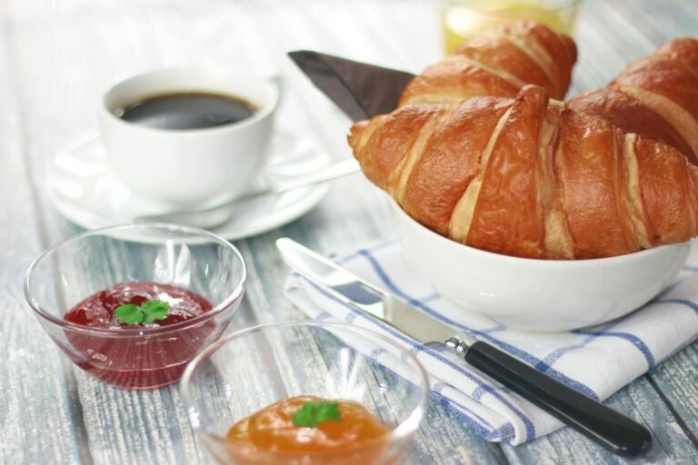 Ontbijt met croissant, koffie en jam