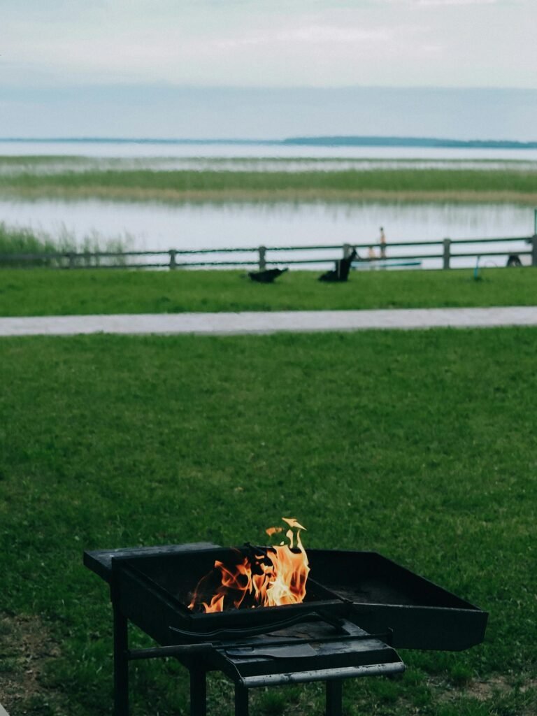 Buitenbarbecue in de natuur tijdens vakantie