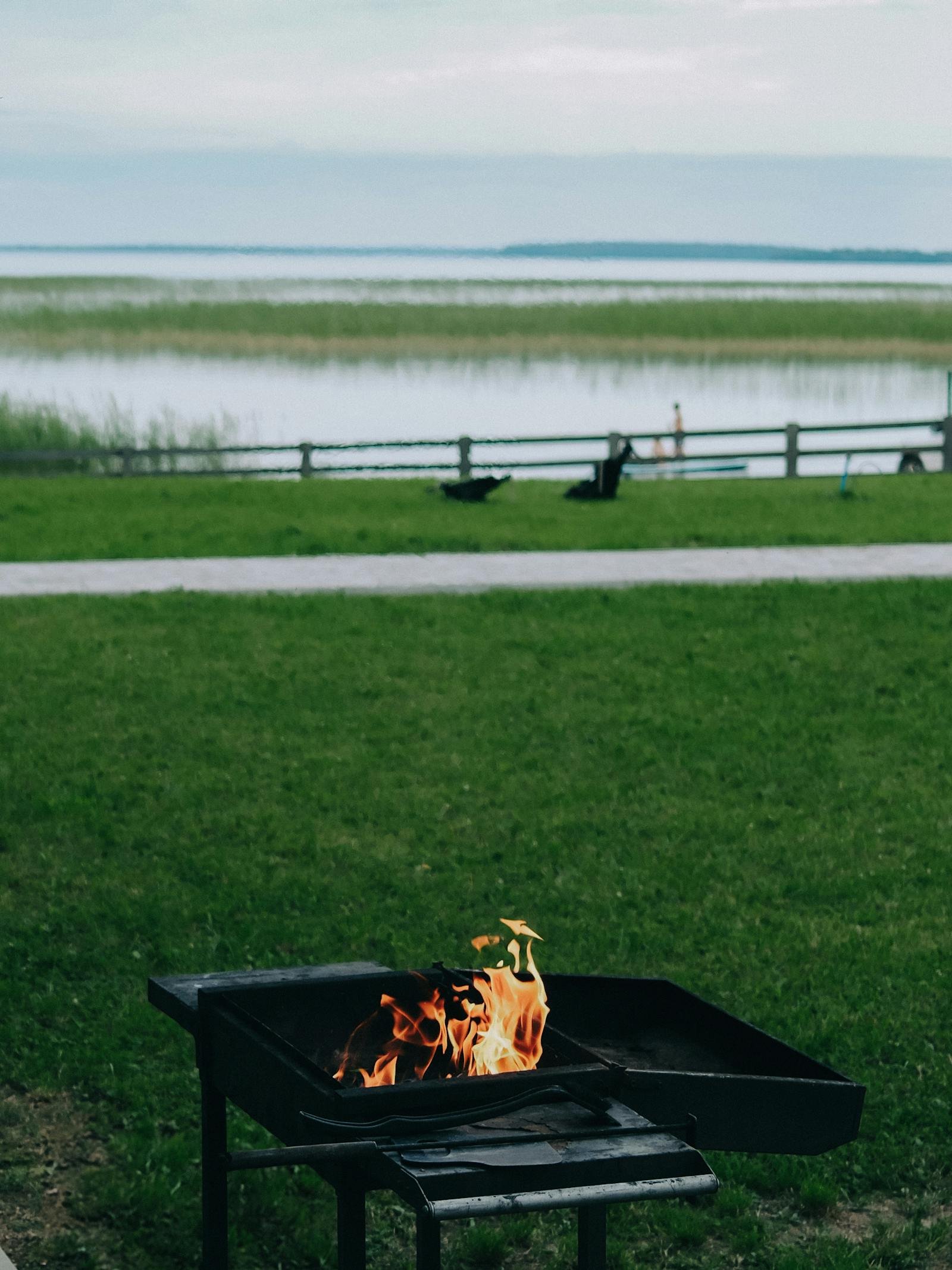 Buitenbarbecue in de natuur tijdens vakantie